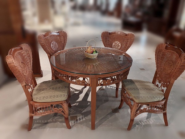 Стол и стулья